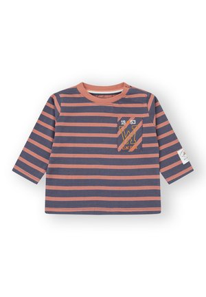 Camisa de manga larga a rayas en azul marino y coral, con un bolsillo en el pecho que presenta una impresión de logo y costuras de acento en naranja. Material de algodón suave.