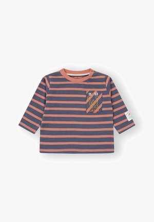 Camisa de manga larga a rayas en azul marino y coral, con un bolsillo en el pecho que presenta una impresión de logo y costuras de acento en naranja. Material de algodón suave.
