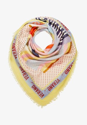 Pañuelo triangular ligero con rayas multicolores, lunares rojos, bordes amarillos con flecos y texto "VERANO" a lo largo del borde.