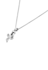 Silberne Halskette mit einem Rosenanhänger, der detaillierte Blütenblätter und Blätter aufweist, angebracht an einer feinen, gedrehten Kette.