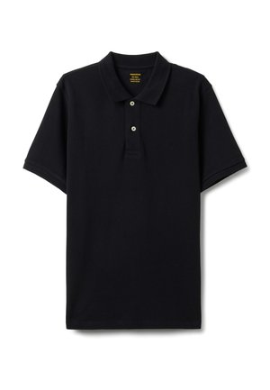 Camiseta polo negra de manga corta con tapeta de dos botones y cuello estándar, mostrada extendida sobre un fondo blanco.