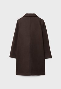 Manteau long marron foncé montré de dos avec une coupe droite, des manches longues et un col simple sur un fond gris clair.
