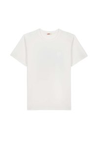 Camiseta de algodón blanca con mangas cortas, cuello redondo y un pequeño logo en el pecho. Textura suave, diseño sencillo y corte regular.