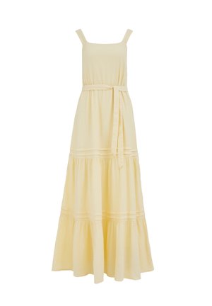 Robe maxi sans manches jaune pâle avec un décolleté carré, une jupe à étages et une ceinture en tissu assorti nouée à la taille.