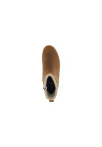 Bottines en cuir marron avec un col doux semblable à de la laine, semelle extérieure blanche et une fermeture éclair sur le côté pour un enfilage facile. L'intérieur affiche le logo.