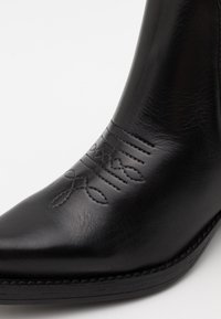 santiag kentucky's western