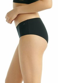 Schwarze, hochgeschnittene Bikini-Hose aus glattem Material, mit minimaler Markenkennzeichnung an der Seite für einen eleganten und stromlinienförmigen Look.