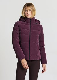 Giacca imbottita viola scuro. Presenta una zip frontale, cappuccio e motivo trapuntato verticale. Finitura liscia con polsini elastici.