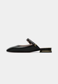 Μαύρο δερμάτινο mules με μυτερή μύτη, καμπυλωτό λουράκι και μικρό τακούνι τύπου block με χρυσή λεπτομέρεια. Λείο υλικό, λιτός σχεδιασμός.