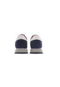 Sneakers in suede blu navy e tessuto bianco con suola in gomma grigia. Presentano un collare e un tallone imbottiti, dettagli rossi e il marchio sul retro.