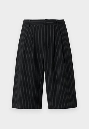 Μαύρα σορτς μήκους μέχρι το γόνατο με λευκές κατακόρυφες λεπτές ρίγες, πιέτες μπροστά, θηλιές ζώνης και κρυφό μπροστινό κούμπωμα.