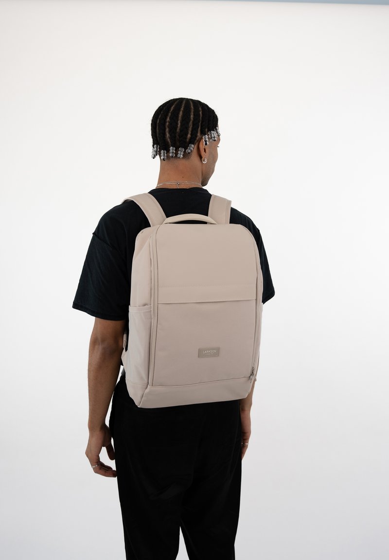 LARKSON Cityrucksack No 4, Rolltop Damen Herren, La Produktbild-Vorschau 12