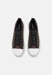 Bruna leopardmönstrade canvas sneakers med svarta snören, vita gummi tåhattar och svarta detaljer på hälen och tungan.