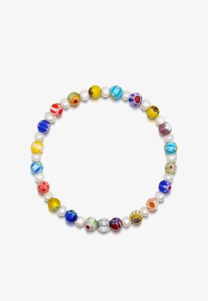 Farverig perlearmbånd med runde glasperler i forskellige mønstre, der skifter med glinsende hvide perler og en struktureret sølvaccent.