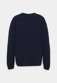 Navyblauer Strickpullover mit gerippter Textur, rundem Ausschnitt und langen Ärmeln, in lockerer Passform und mit geradem Saum.