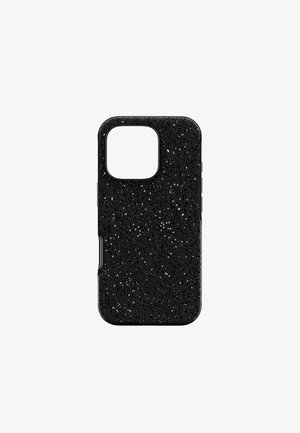 Svart telefonfodral med en texturerad yta med fläckar, utformat för en kvadratisk kamerautskärning och åtkomst till sidoknappar.