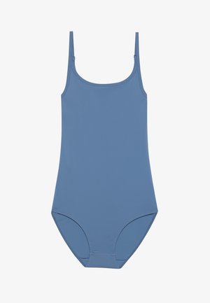 Šviesiai mėlynas maudymosi kostiumėlis su plonomis petnešėlėmis, lygia tekstūra ir visiškai dengiančiu dizainu. Nematyti jokių aiškių raštų ar puošybos elementų.