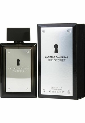 Eau de Toilette i en rektangulär svart glasflaska med en silverfärgad metal etikett med ett nyckelhål design. Förpackningen är svart med silverdetaljer.