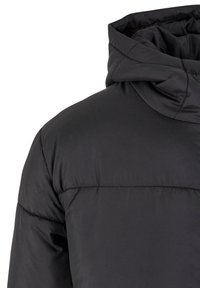 Zwarte pufferjacket met een hoge kraag en een gestikt patroon. De stof lijkt glad en glanzend, met een iets opgevulde textuur.