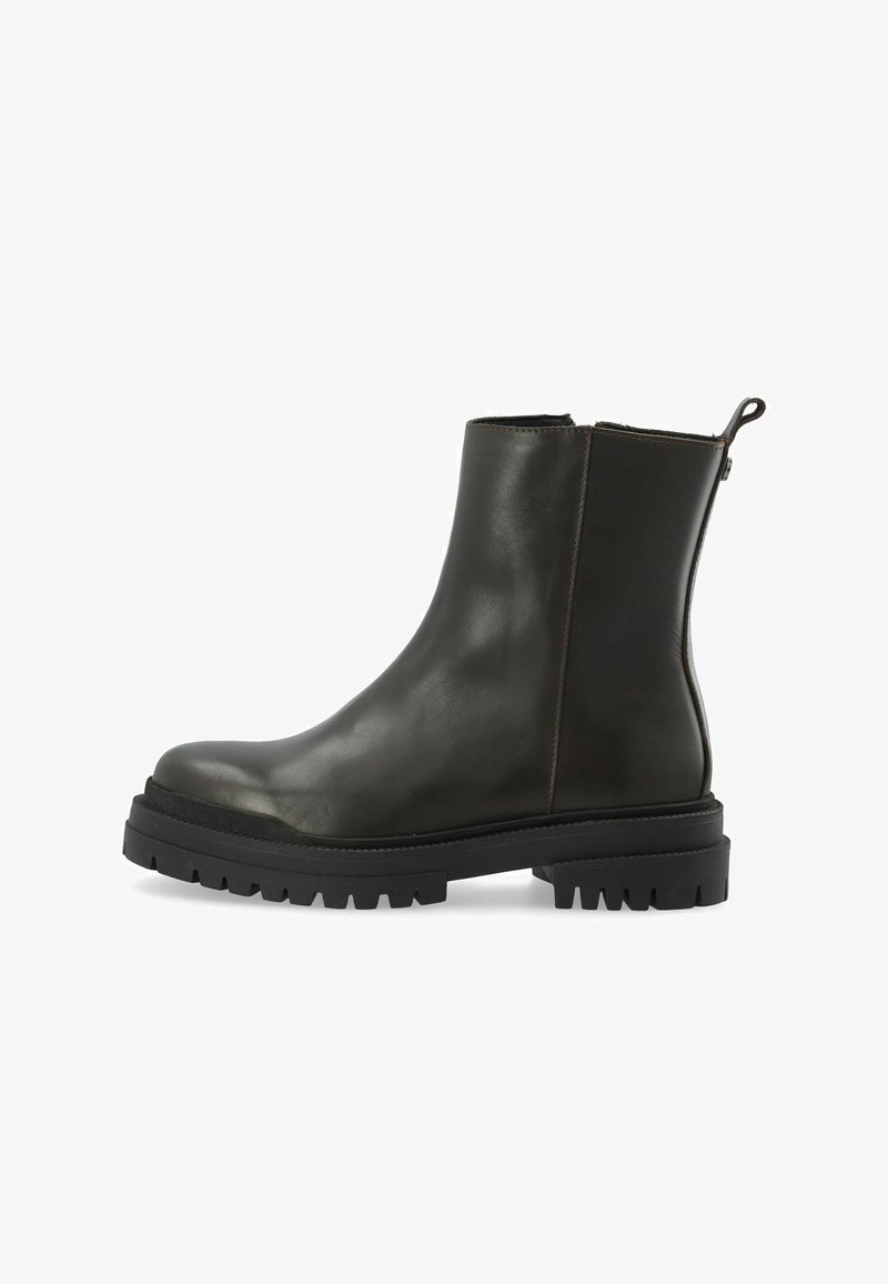 Bottine noire en cuir avec semelle crantée épaisse et fermeture éclair latérale, vue de profil sur fond blanc.