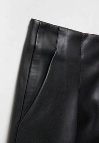 Pantalones de cuero negro con un acabado texturizado, pliegues marcados y bolsillos laterales, que presentan un diseño entallado y una silueta elegante.