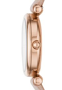 Roségoldene Uhr mit einem polierten Metallgehäuse, glattem Glanzglas und einem hellbeigen Lederarmband. Die Uhr hat eine runde Form und eine seitliche Krone.