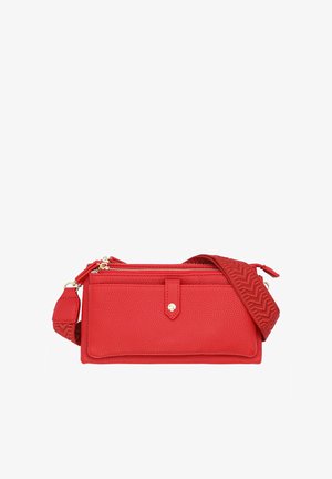 Borsa a tracolla rettangolare rossa con texture, tasca frontale con bottone a pressione, cerniera dorata e tracolla larga regolabile con motivo.