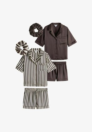 Brūns un svītrainais divdaļu pidžamu komplekts ar īsām piedurknēm, pogājamu krekliņu, šortiem un atbilstošām matu gumijām izgatavots no zīda materiāla.