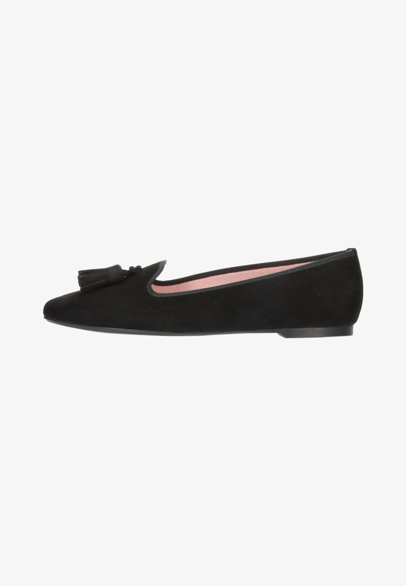 Ballerine en daim noir avec bout pointu, bordure élastique et un pompon décoratif à l'avant. Présente une doublure intérieure rose et une semelle plate.