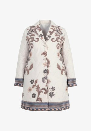 Cremefarvet lang frakke med brun og grå blomsterbroderi, tre knapper foran og stribet manschetter og kantdetaljer.