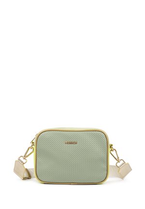 Bolso bandolera rectangular de color verde claro con parte frontal texturizada, correa beige ajustable y herrajes dorados con el logo "MUNICH" en el frente.
