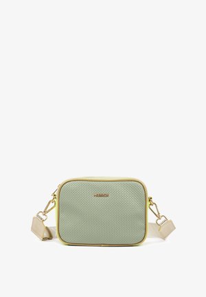 Bolso bandolera rectangular de color verde claro con parte frontal texturizada, correa beige ajustable y herrajes dorados con el logo "MUNICH" en el frente.