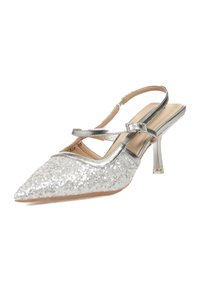 Zapatos de tacón estilo slingback de purpurina plateada con punta afilada, correas metálicas y un tacón de kitten de 5 centímetros transparente. Forro interior suave.