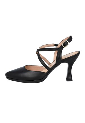 Tacón slingback de cuero negro con punta afilada, que presenta correas entrelazadas y una hebilla dorada. Tacón de aguja con una superficie texturizada.