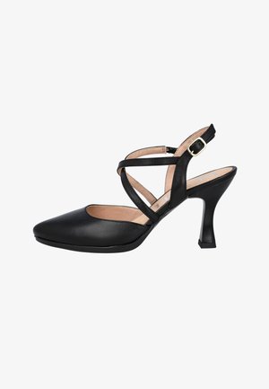 Tacón slingback de cuero negro con punta afilada, que presenta correas entrelazadas y una hebilla dorada. Tacón de aguja con una superficie texturizada.
