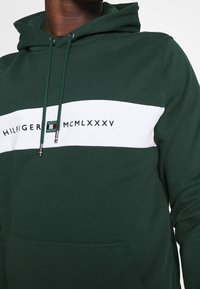 Tommy Hilfiger Felpa con cappuccio - dark green