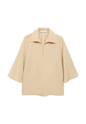 Blusa beige hecha de una tela ligera, con un cuello amplio, media botonadura y mangas hasta el codo con un corte holgado.
