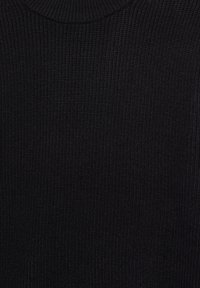 Tessuto a maglia nero a costine, caratterizzato da un design a collo alto con una superficie texturizzata e un motivo uniforme in tutto il tessuto.