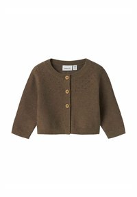 Bruine gebreide cardigan met een ronde halslijn, lange mouwen en vijf houten knopen; heeft kleine perforaties langs de schouderpas.