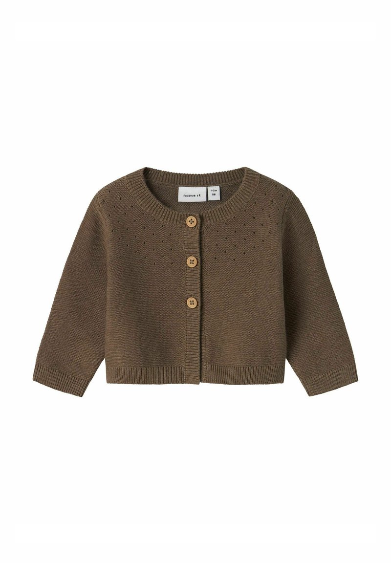 Bruine gebreide cardigan met een ronde halslijn, lange mouwen en vijf houten knopen; heeft kleine perforaties langs de schouderpas.