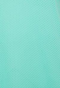 Světlá azurově zelená texturovaná tkanina s meshovým vzorem, poskytující prodyšný design. Hladký povrch s mírným leskem, bez viditelných ozdob.