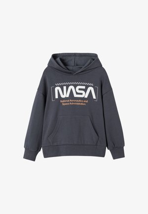 Dunkelgrau Hoodie mit einer Fronttasche im Känguru-Stil. Merkmale ein großes weißes "NASA"-Logo und orangefarbene Schrift mit "National Aeronautics and Space Administration."