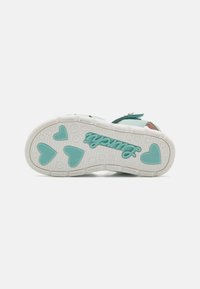 Sandal verde acqua con suola in gomma bianca, caratterizzata da motivi a cuore e testo decorativo. Cinghie in velcro per una facile regolazione.