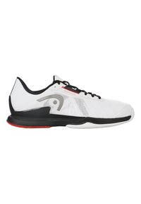 Weißer Sportschuh mit einem Mesh-Obermaterial, schwarzen Akzenten und roter Sohle. Verfügt über ein aerodynamisches Design mit Schnürsenkeln und einer gepolsterten Sohle für Unterstützung.