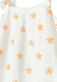 Vit klänning i tyg med orange broderade blommönster, tunna axelband och en texturerad, skrynklig yta.