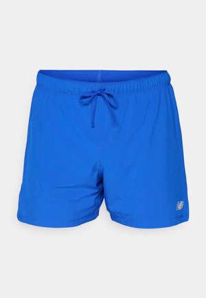 Blå svøm shorts med snor i taljen, letvægtsstof, perforeret tekstur og et New Balance-logo på den nederste kant.