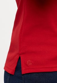 Lauren Ralph Lauren Petite STRETCH COTTON BOATNECK TEE - Navadna majica - festive red