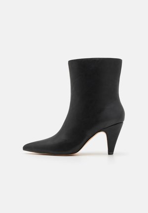 Stiefelette - black