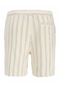 Shorts de couleur crème avec de fines rayures noires verticales et une seule poche arrière sur le côté droit.