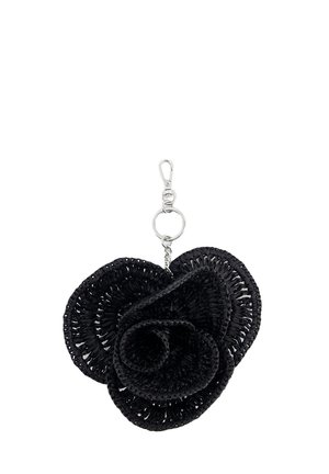 Czarny pleciony kwiatowy brelok z metalowym pierścieniem i zapięciem w kształcie karabińczyka do przypięcia, ozdobny i lekki dodatek.